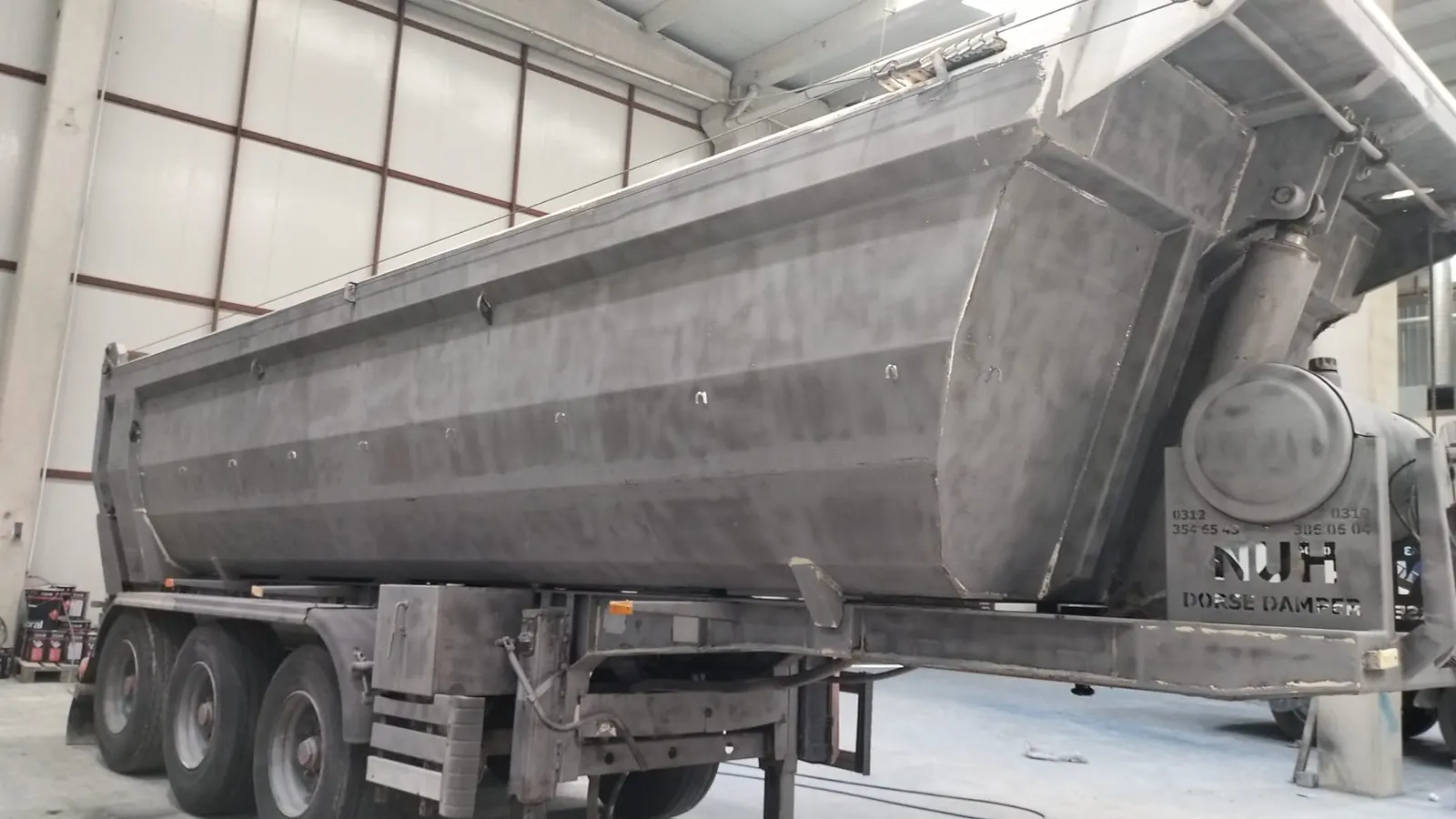 Kumlama sonrası çıplak metale inmiş damper kasası